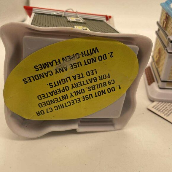 NWT Set of 2 Cobblestone Corners Plastic Christmas Winter Village Pieces - Picture 7 of 10